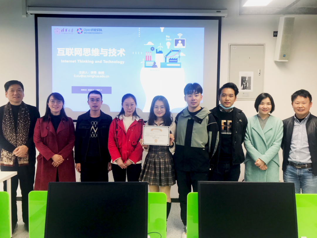 最佳项目奖“绘家”小组与评委老师们合影留念